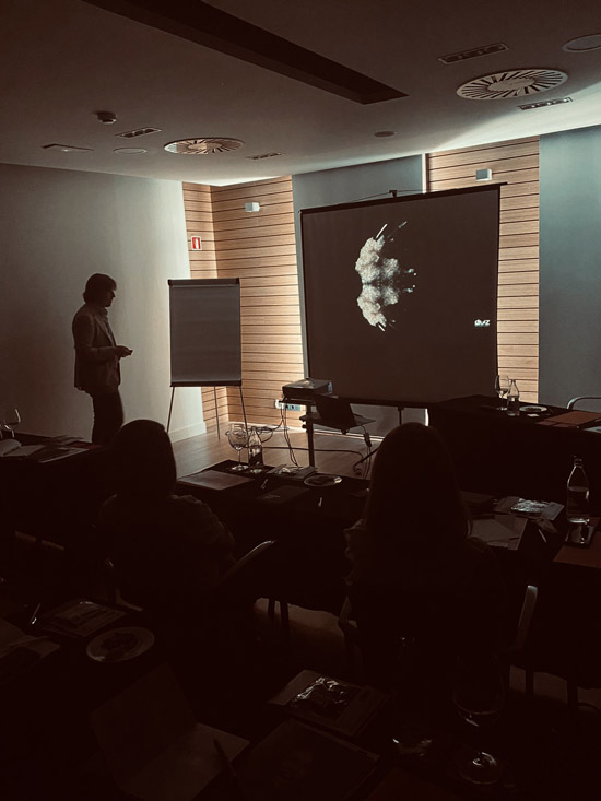 doctor alvaro ruiz dando formacion